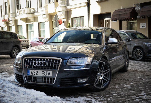 Audi S8 D3