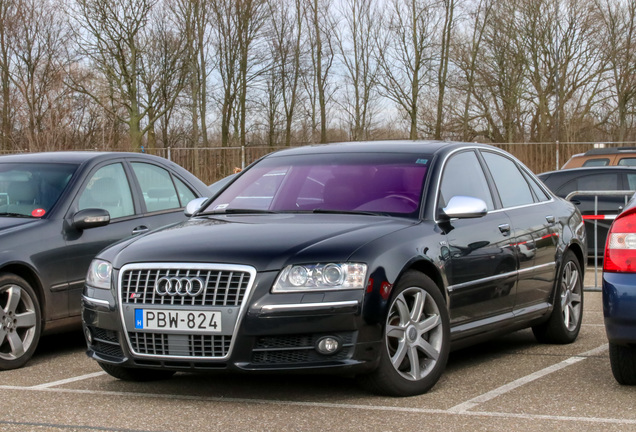 Audi S8 D3