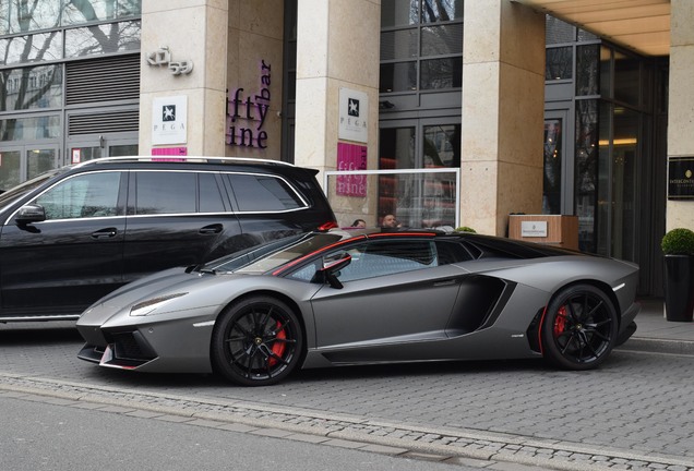 Lamborghini Aventador LP700-4 Roadster Pirelli Edition