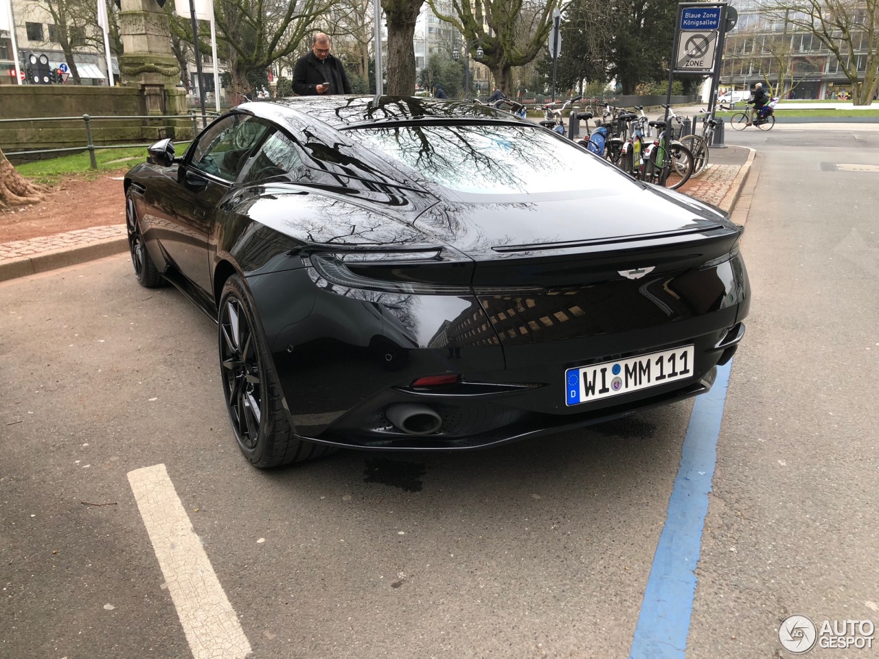 Aston Martin DB11