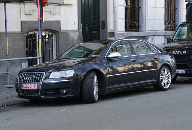 Audi S8 D3