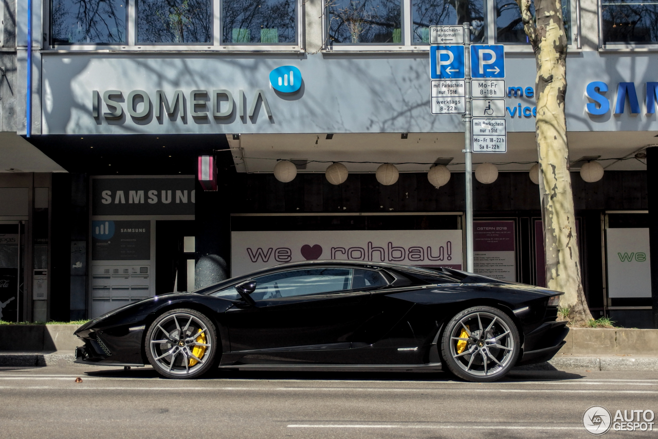 Lamborghini Aventador S LP740-4