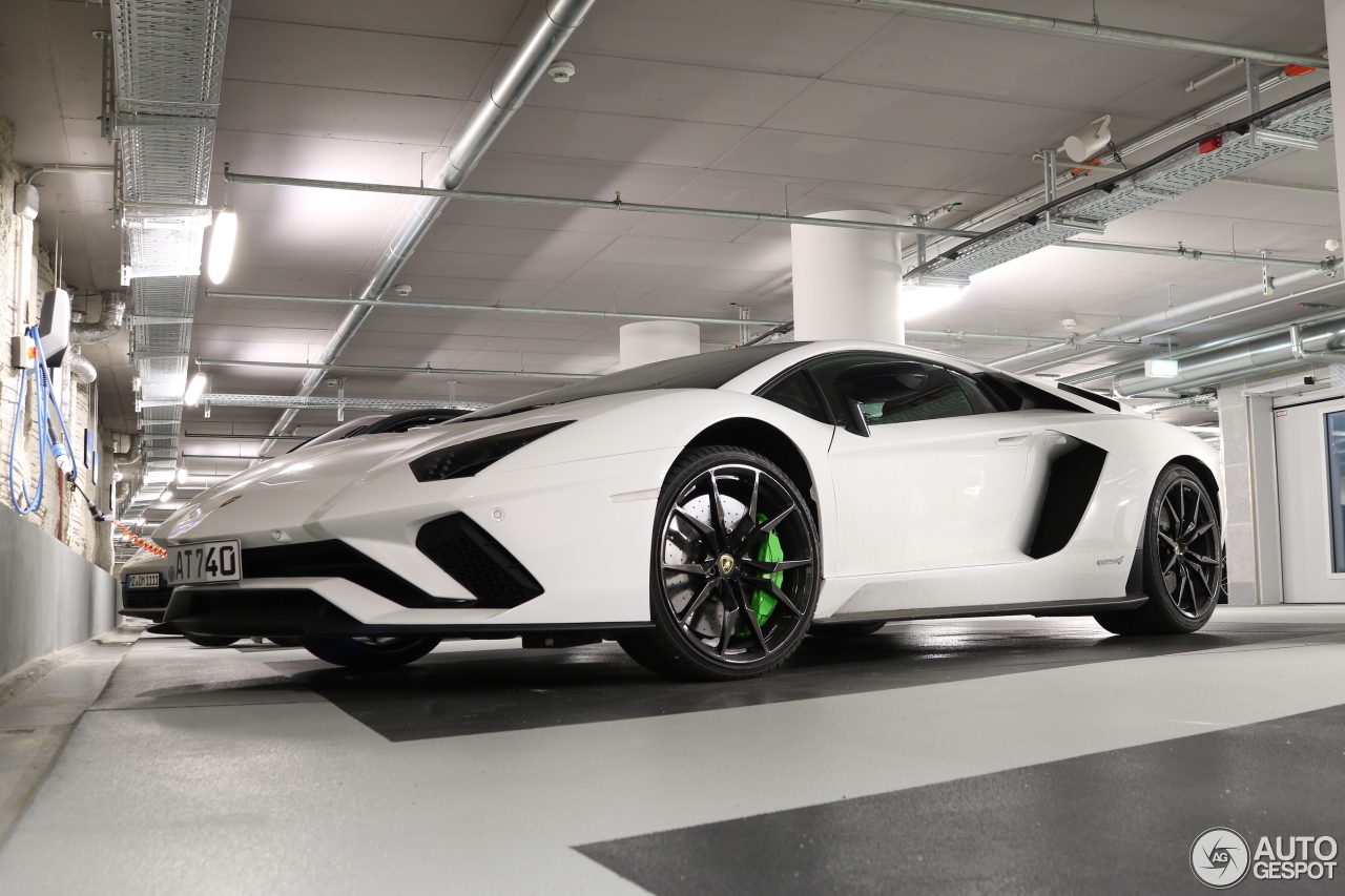 Lamborghini Aventador S LP740-4