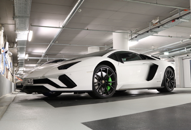 Lamborghini Aventador S LP740-4