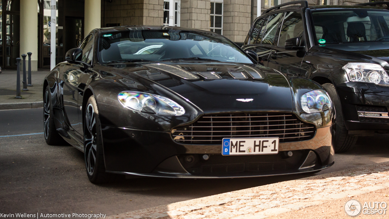 Aston Martin V12 Vantage Carbon Black Edition