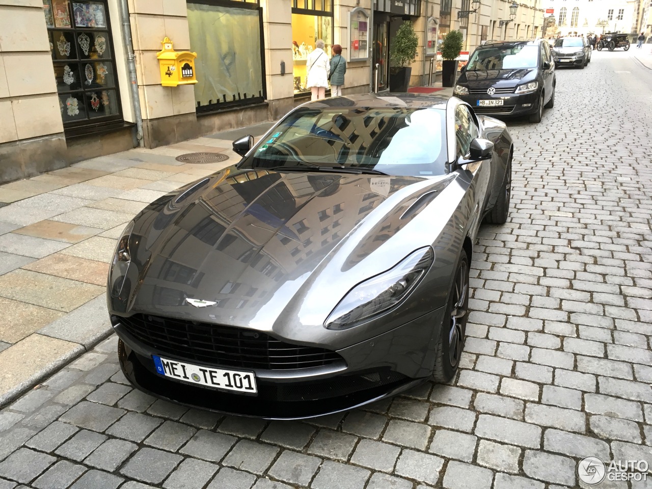 Aston Martin DB11 V8