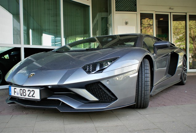 Lamborghini Aventador S LP740-4