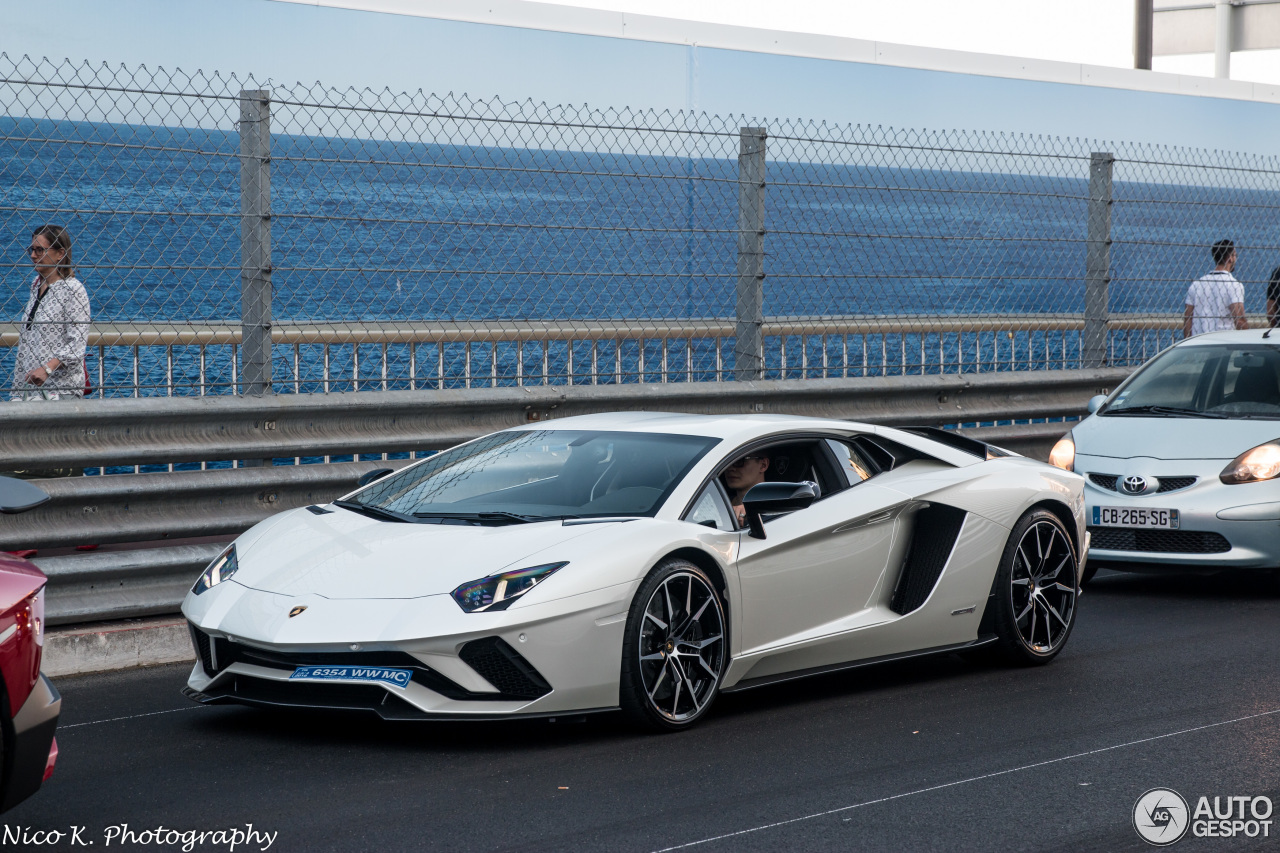 Lamborghini Aventador S LP740-4