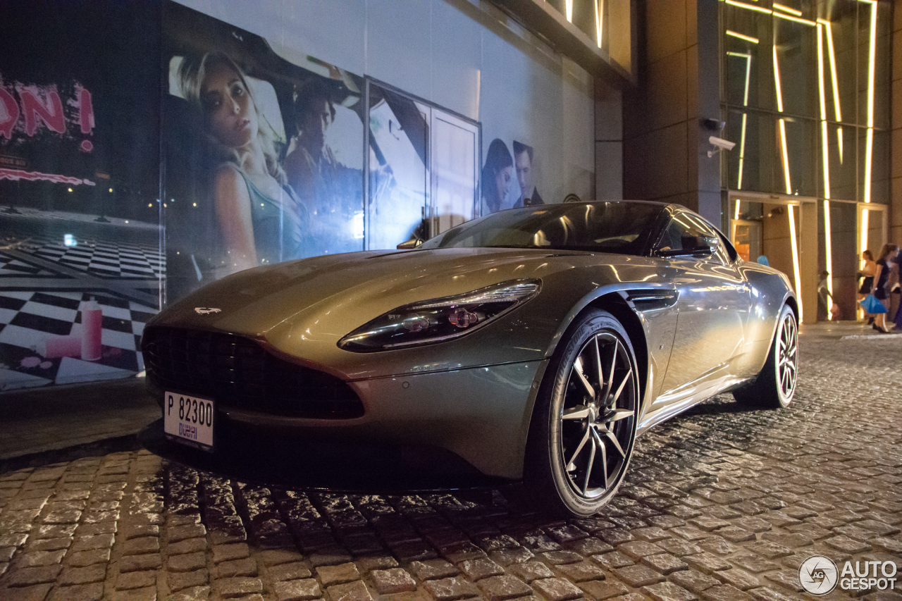 Lotto Di 2 Auto In Scala 1/43 – Aston Martin DB11 + One 77 – IXO Per Edizioni Salvat – Modelli In Metallo Con Base E Plexi