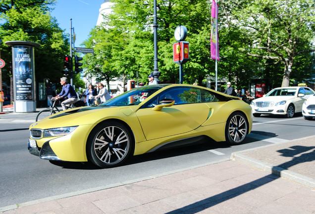 BMW i8 Protonic Frozen Yellow Edition