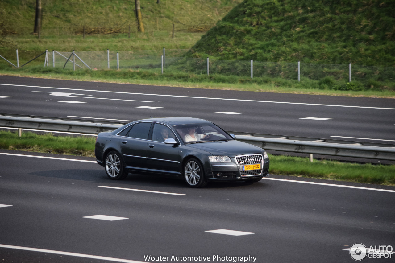 Audi S8 D3