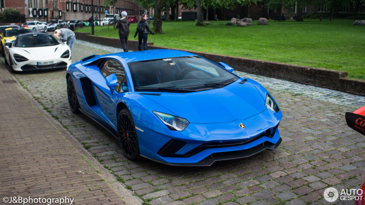 Lamborghini Aventador S LP740-4