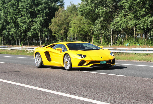 Lamborghini Aventador S LP740-4