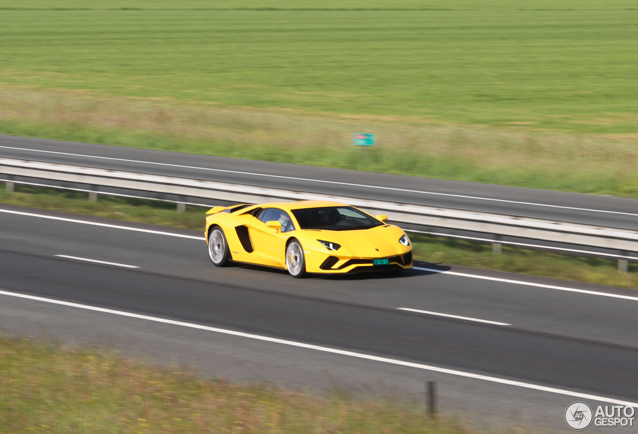 Lamborghini Aventador S LP740-4