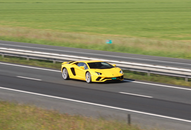 Lamborghini Aventador S LP740-4