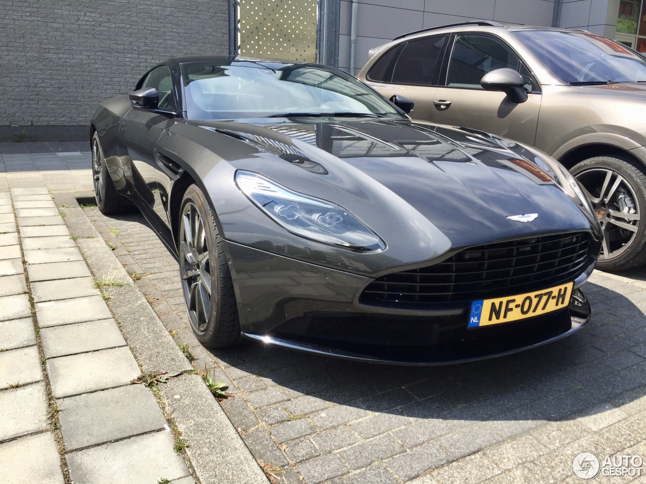 Aston Martin DB11