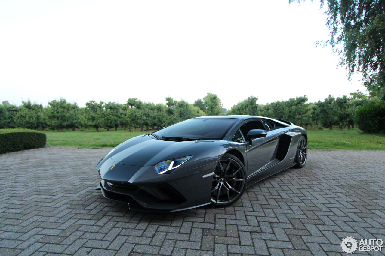 Lamborghini Aventador S LP740-4