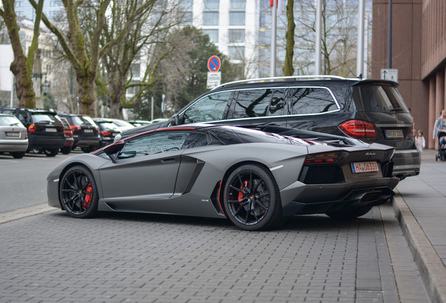 Lamborghini Aventador LP700-4 Roadster Pirelli Edition