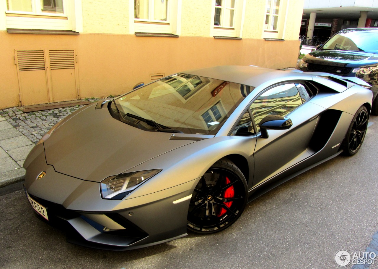 Lamborghini Aventador S LP740-4