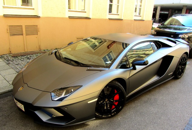 Lamborghini Aventador S LP740-4