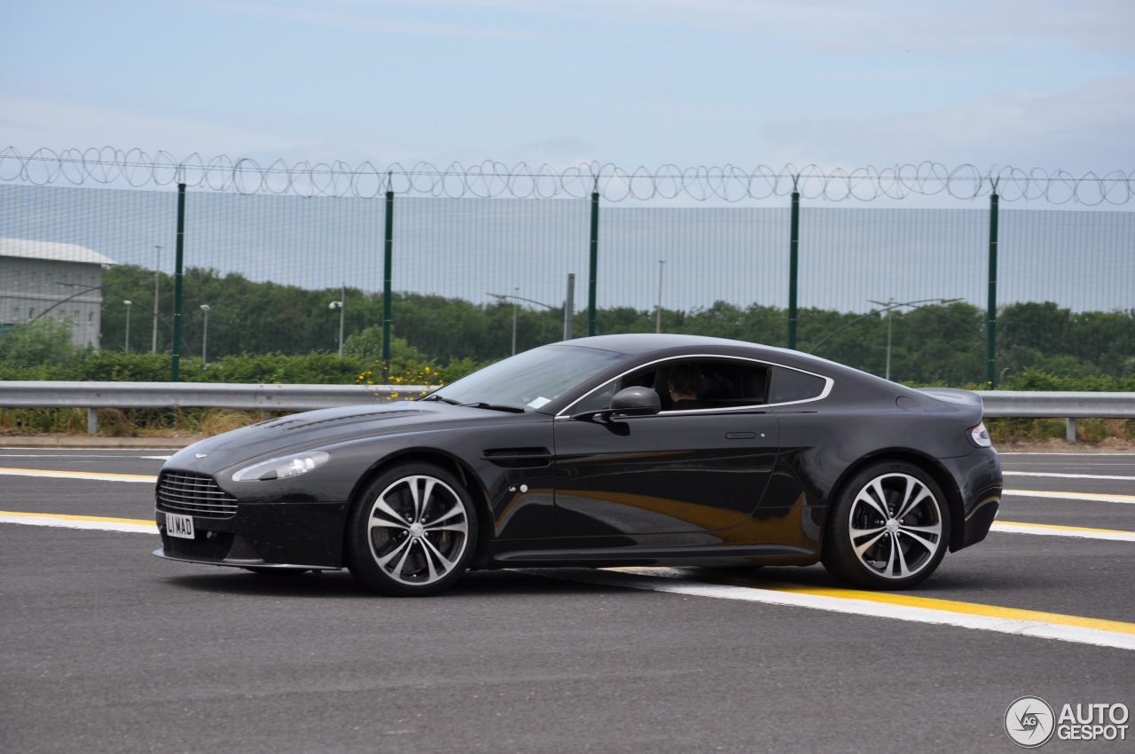 Aston Martin V12 Vantage Carbon Black Edition