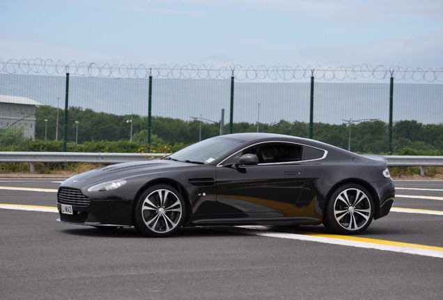 Aston Martin V12 Vantage Carbon Black Edition