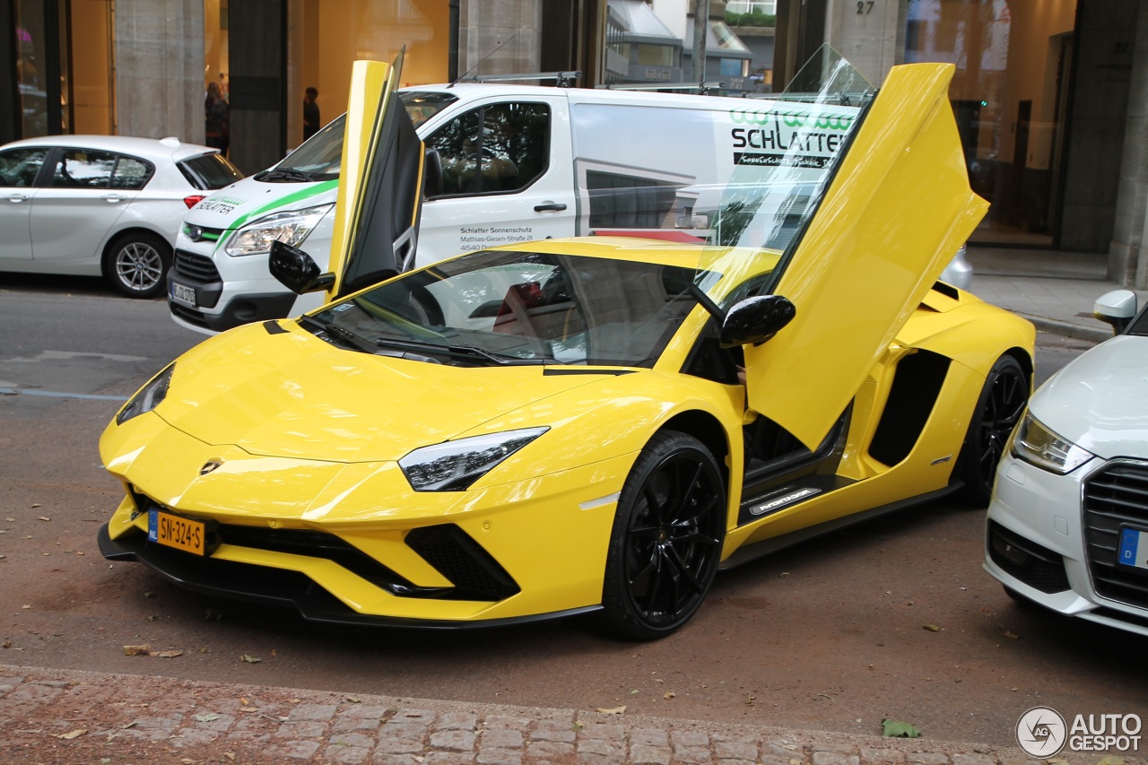 Lamborghini Aventador S LP740-4