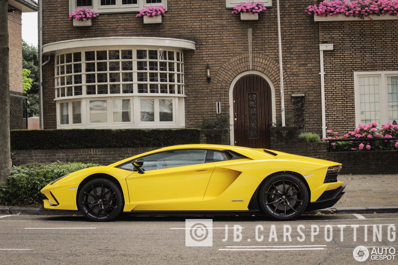 Lamborghini Aventador S LP740-4