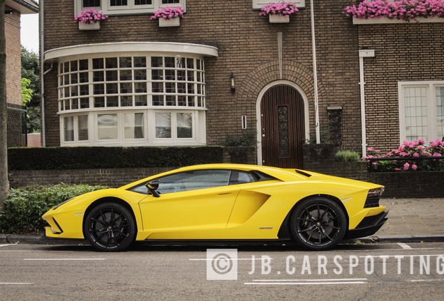 Lamborghini Aventador S LP740-4