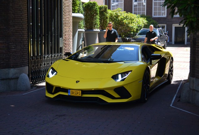 Lamborghini Aventador S LP740-4