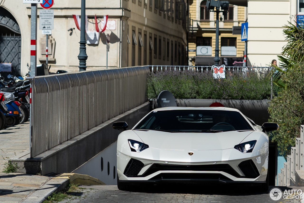 Lamborghini Aventador S LP740-4