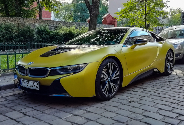 BMW i8 Protonic Frozen Yellow Edition