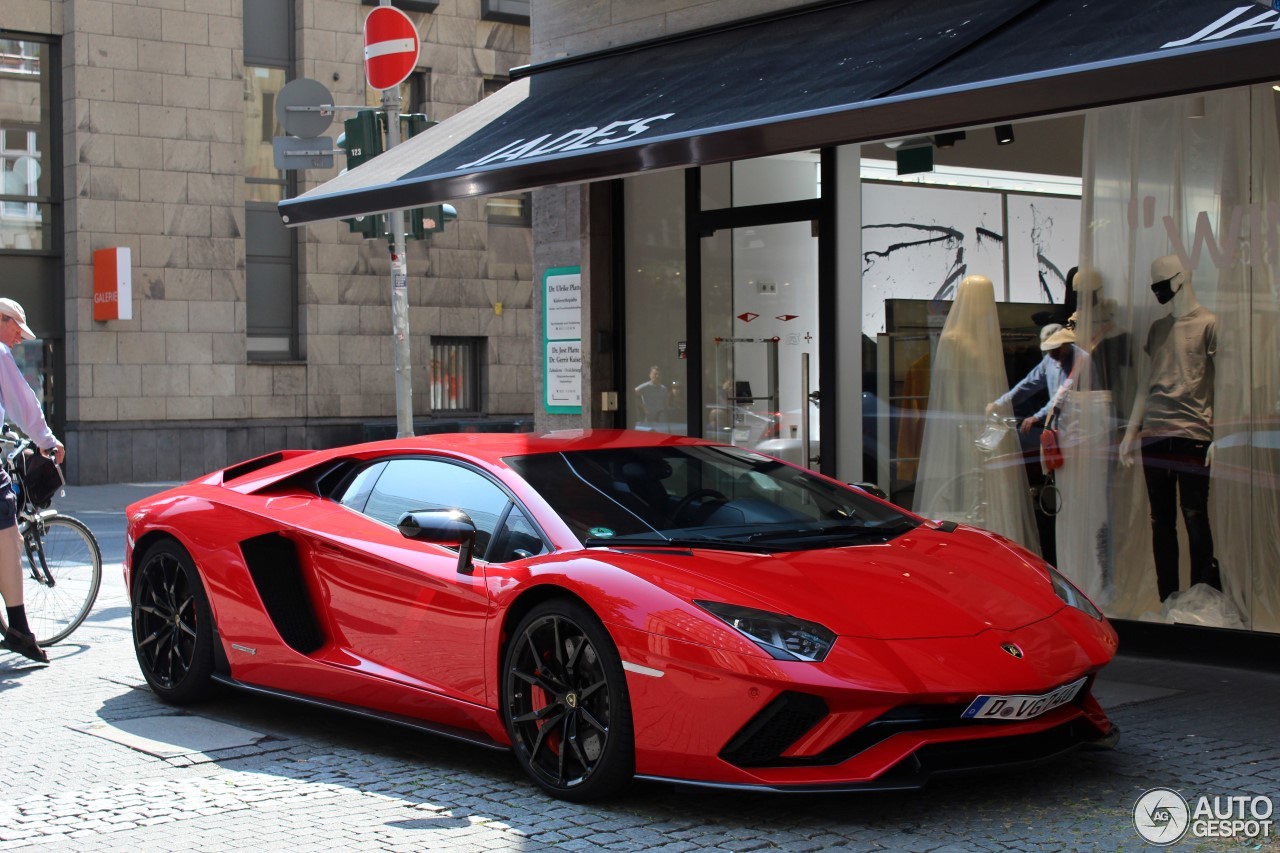 Lamborghini Aventador S LP740-4