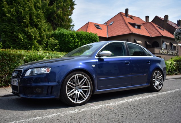 Audi RS4 Sedan