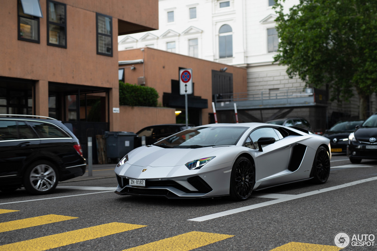 Lamborghini Aventador S LP740-4