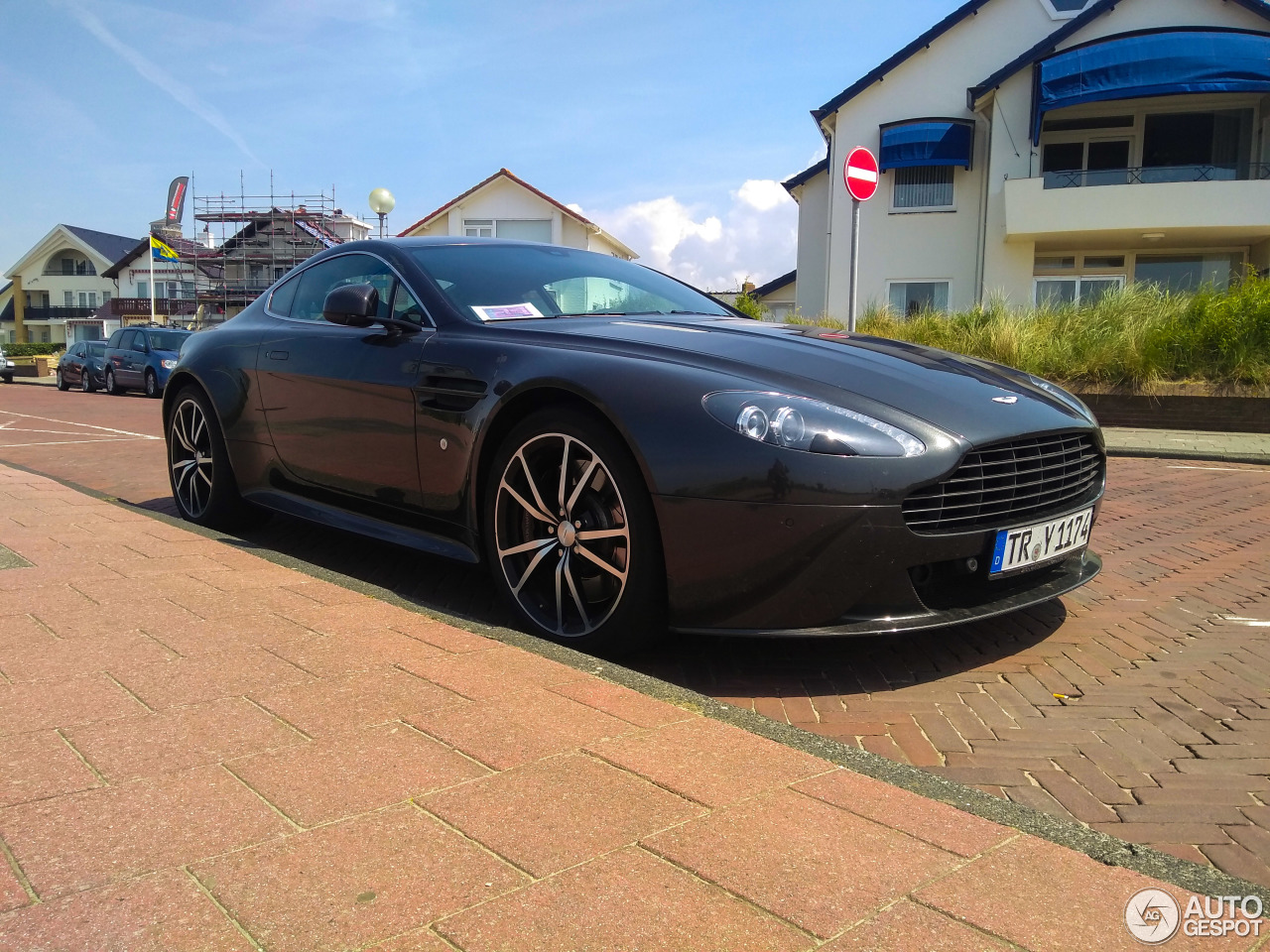 Aston Martin V8 Vantage 2012