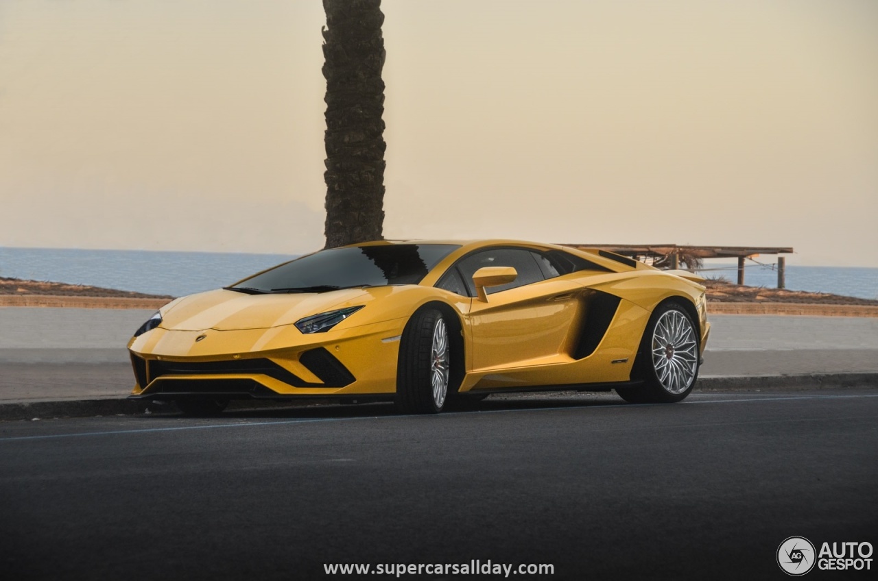 Lamborghini Aventador S LP740-4