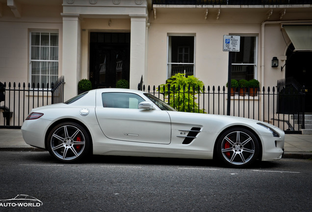 Mercedes-Benz SLS AMG