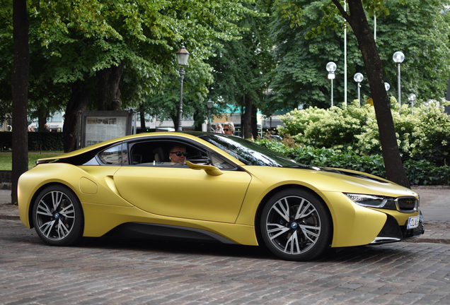 BMW i8 Protonic Frozen Yellow Edition