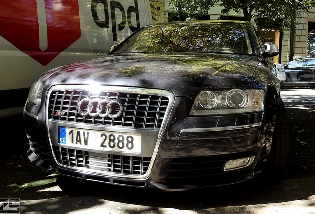 Audi S8 D3