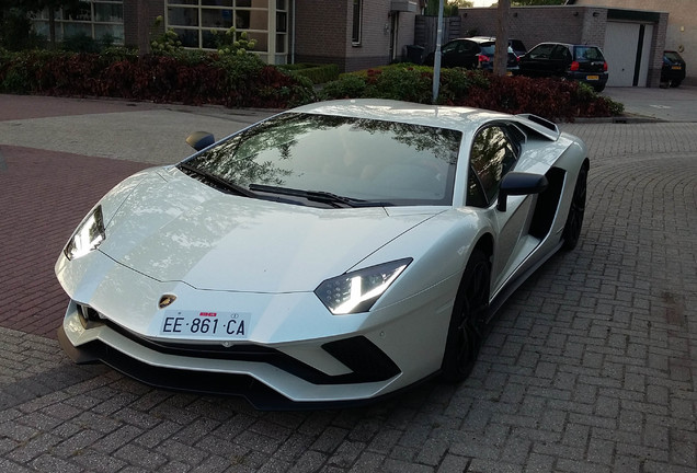 Lamborghini Aventador S LP740-4