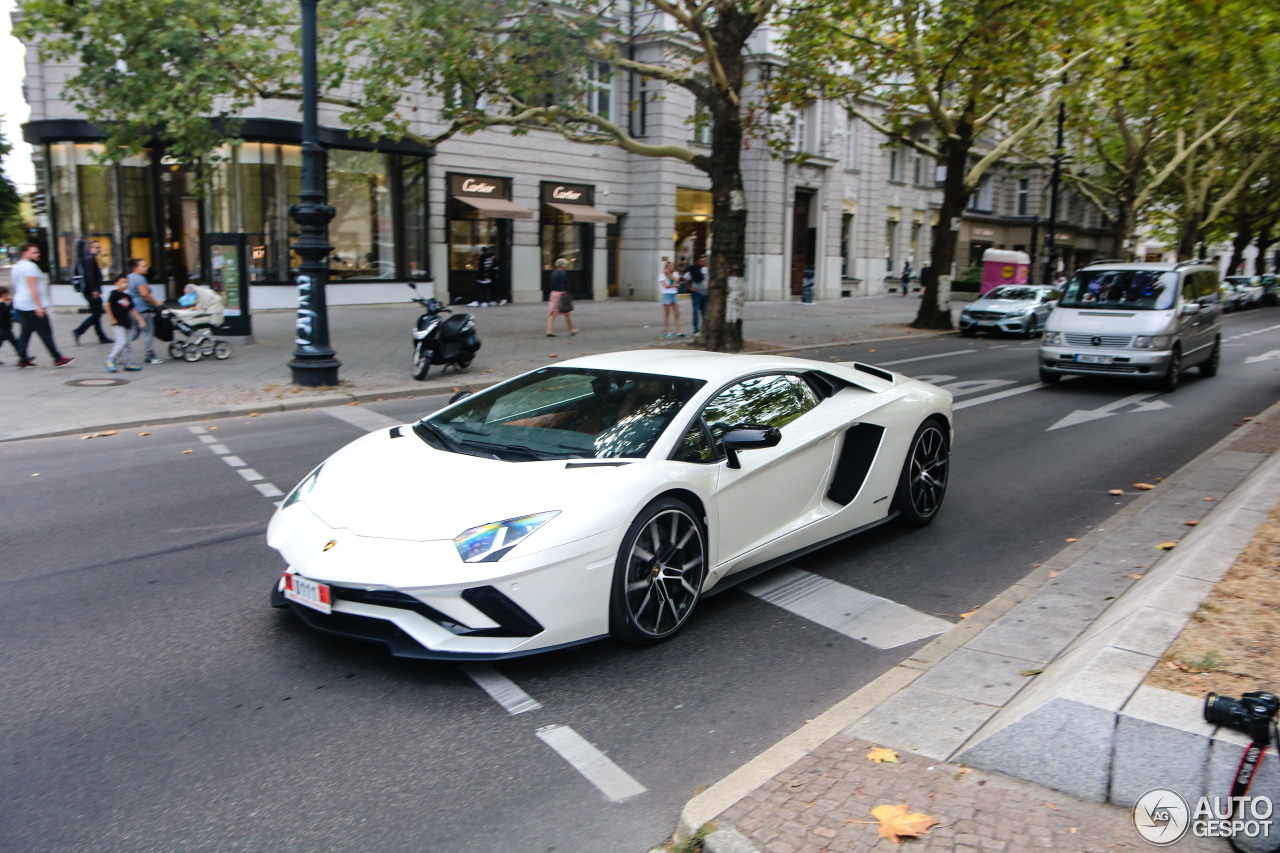 Lamborghini Aventador S LP740-4