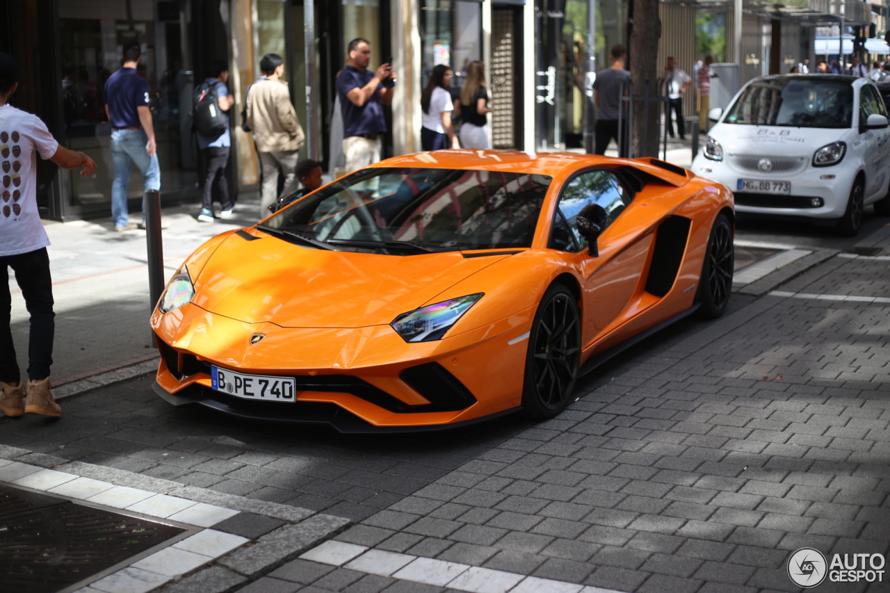 Lamborghini Aventador S LP740-4