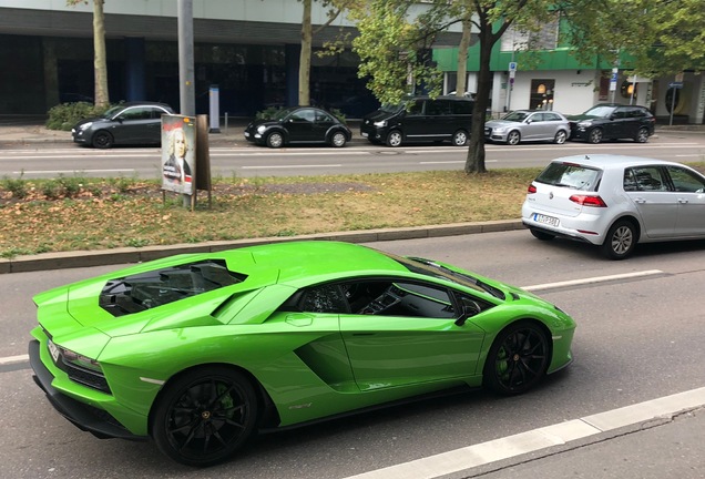 Lamborghini Aventador S LP740-4