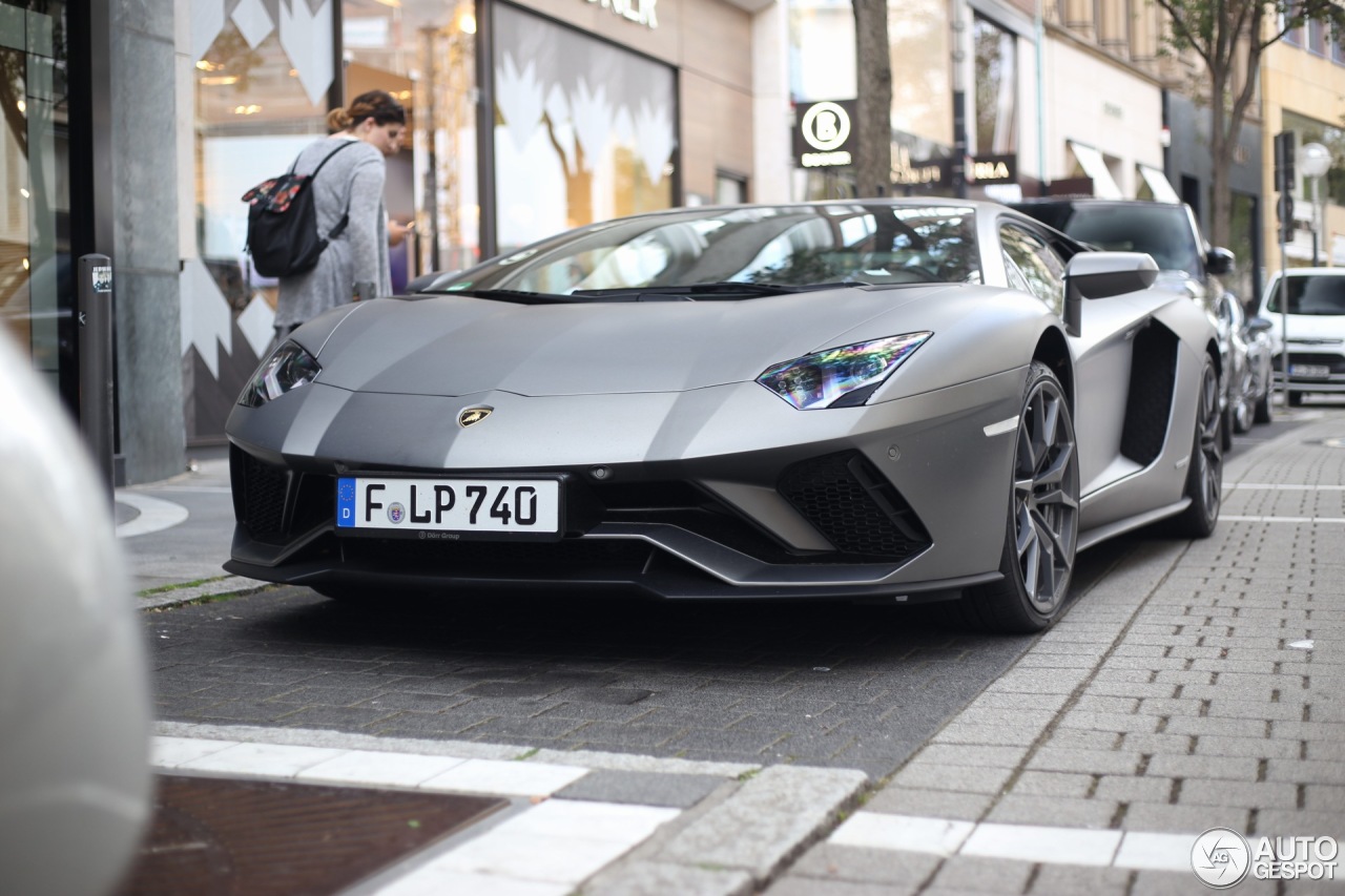 Lamborghini Aventador S LP740-4