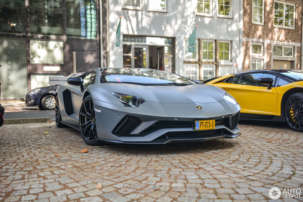 Lamborghini Aventador S LP740-4