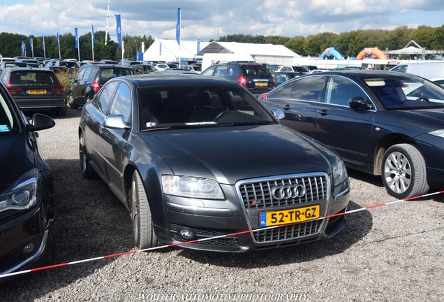 Audi S8 D3