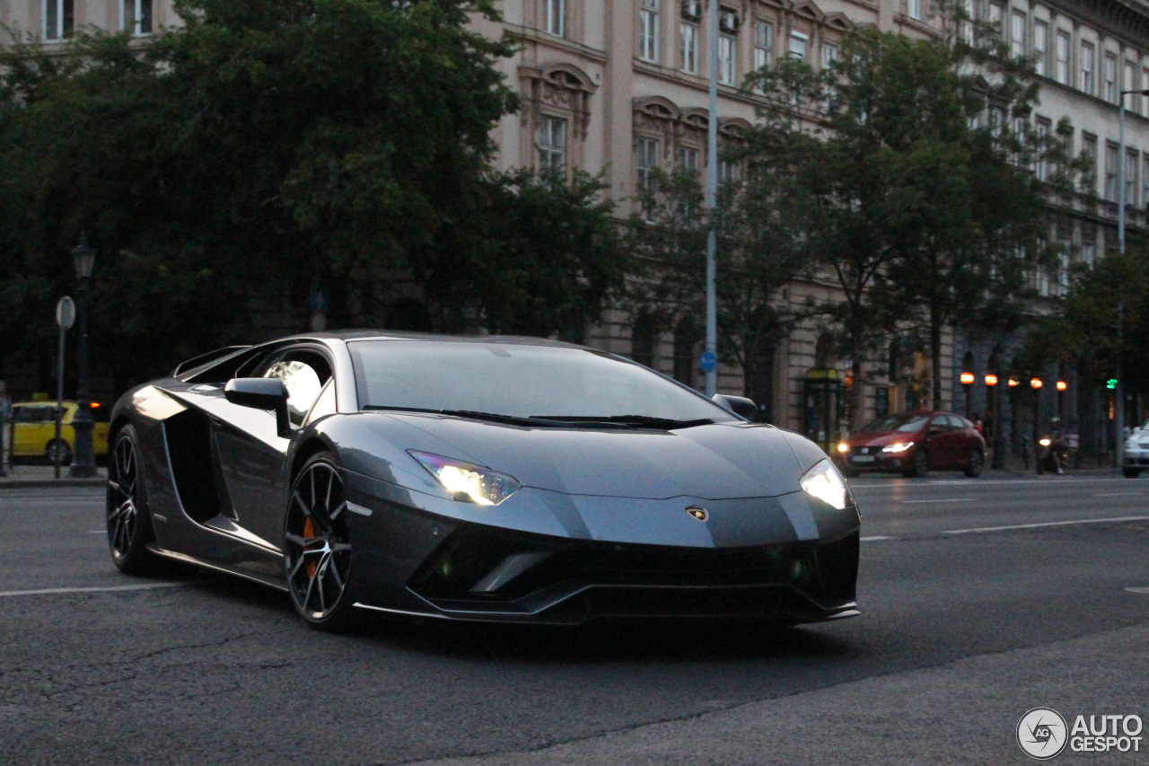 Lamborghini Aventador S LP740-4