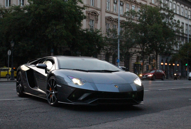 Lamborghini Aventador S LP740-4