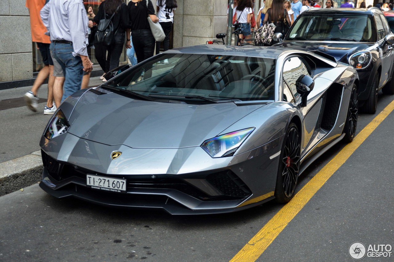 Lamborghini Aventador S LP740-4